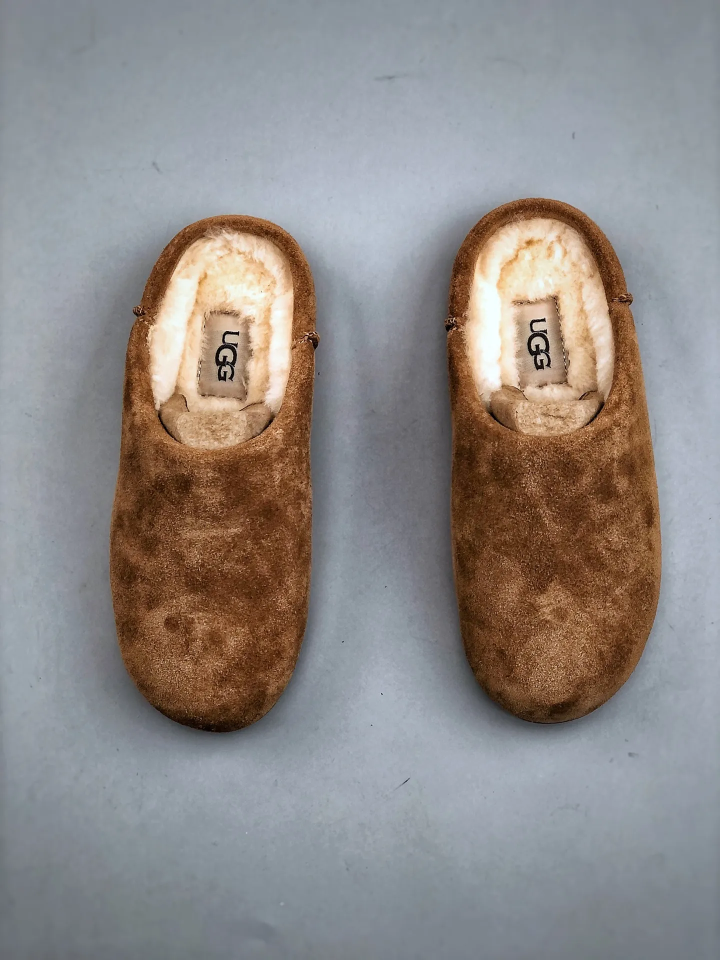 Local pick-up💰560 supports store placement. The top version of ugg on the market. 25 new models. UGG Classic Micro. Classic super mini. Classic boot type with lower cut design. Easy to match at home and out. Produced by a large foreign trade factory in Guangzhou. Toe to insole. Genuine sheep fur integrated. Independent outer box packaging. Chip with waterproof technology. Different from any version on the market. Independently developed original outsole and cashmere insole to keep you warm in winter and suitable for home use. In recent years, uug has launched a style series that is partially geared towards the preferences of young consumers and has also moved to the forefront of fashion trends. Shoe body material Water-repellent coated suede upper 17 mm UGGPURE™ implanted wool insole Lightweight non-slip and comfortable rubber outsole With brand LOGO trademark Comes with a full set of packaging Size: 35-40